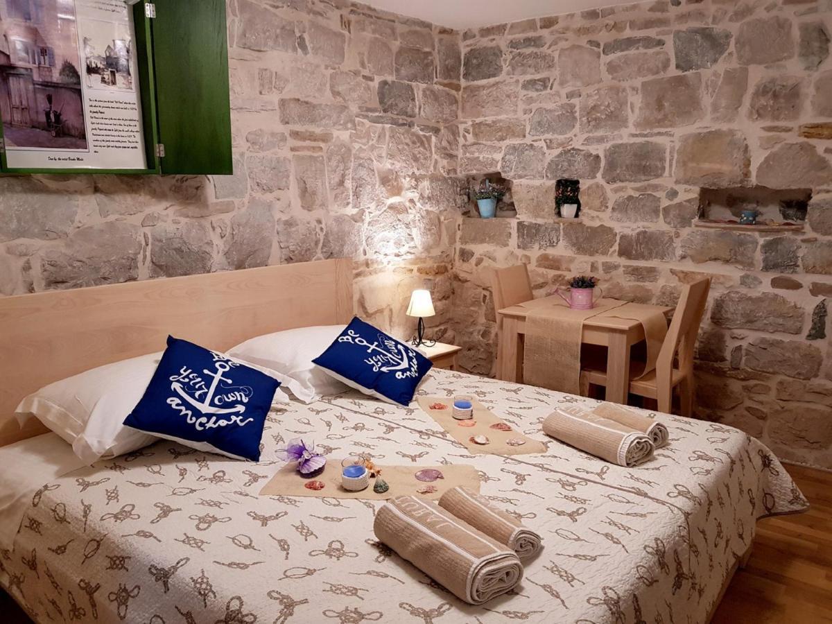 Villa Nautica Stone House Split Exterior foto