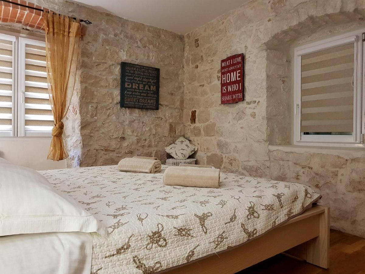 Villa Nautica Stone House Split Exterior foto